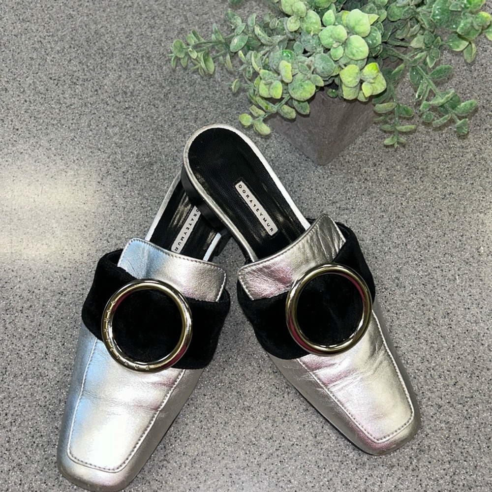 DORATEYMUR Sz 38 exquisite silver leather and velvet mule signature round buckle